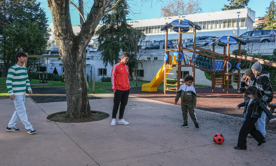 Benfica (Tomás Araújo) e Sporting (Eduardo Quaresma) juntos para levar alegria às crianças no IPO de Lisboa
