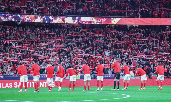 A v&#233;nia da equipa do Benfica aos adeptos