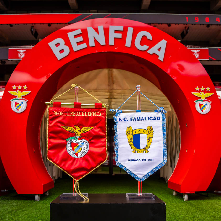 Galhardetes SL Benfica e FC Famalicão