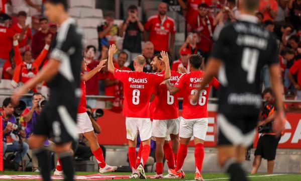 Tiago Gouveia, Aursnes e Pavlidis, autores dos golos do Benfica, no centro da celebra&#231;&#227;o coletiva