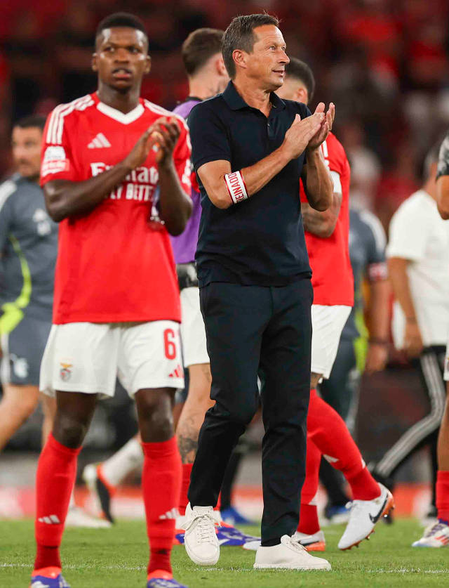 Roger Schmidt com a equipa no final da partida