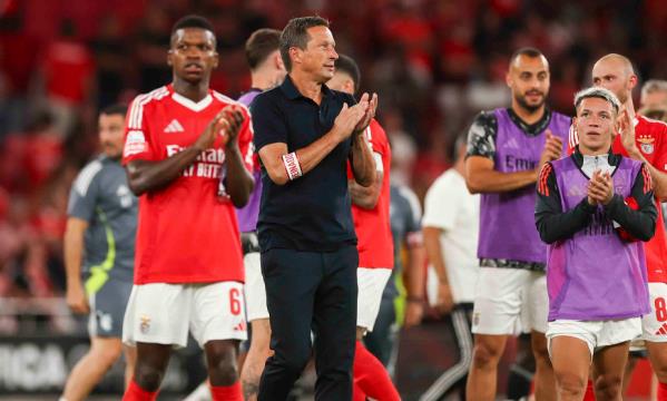 Roger Schmidt com a equipa no final da partida