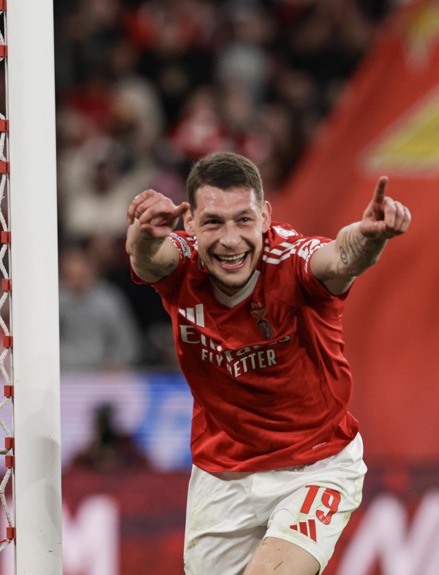 Belotti festeja o seu primeiro golo com o Manto Sagrado