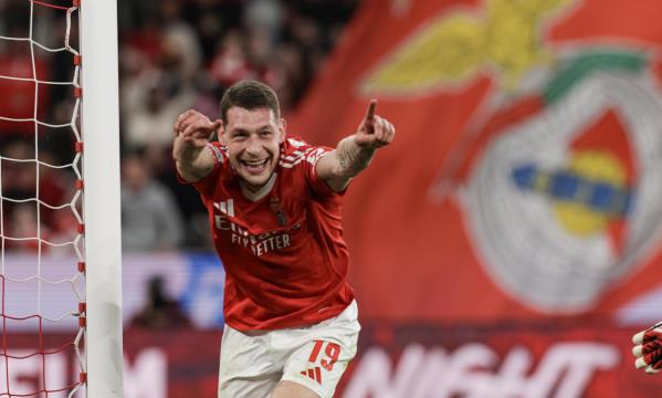 Belotti festeja o seu primeiro golo com o Manto Sagrado