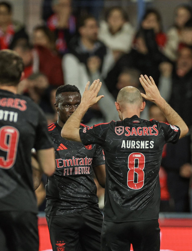 Aursnes festeja o 0-1 com Bruma