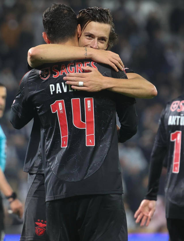 O abra&#231;o entre Pavlidis e &#193;lvaro Carreras, os marcadores dos golos encarnados