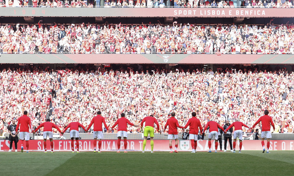 A tradicional v&#233;nia da equipa do Benfica aos adeptos