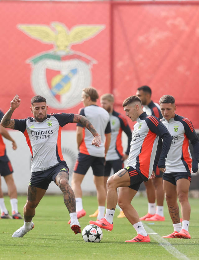 Otamendi e Rollheiser num exerc&#237;cio com bola