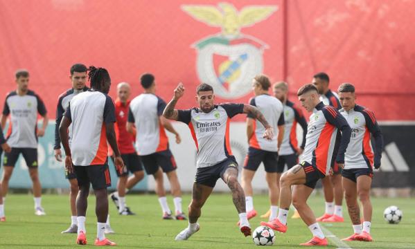 Otamendi e Rollheiser num exerc&#237;cio com bola