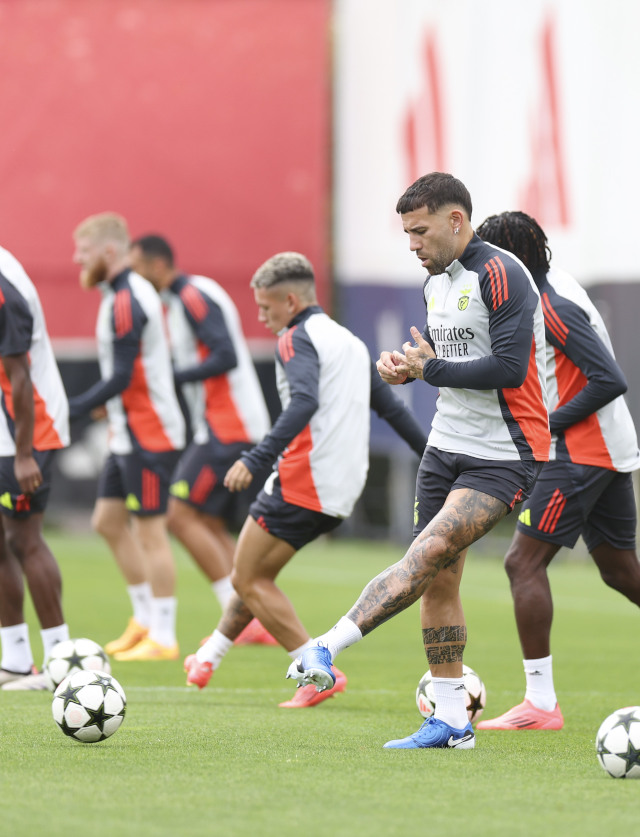 Otamendi no centro da imagem