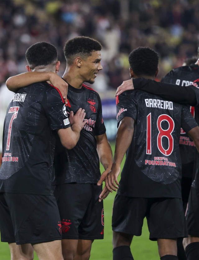 Equipa do Benfica festeja com Amdouni, autor do golo da vit&#243;ria