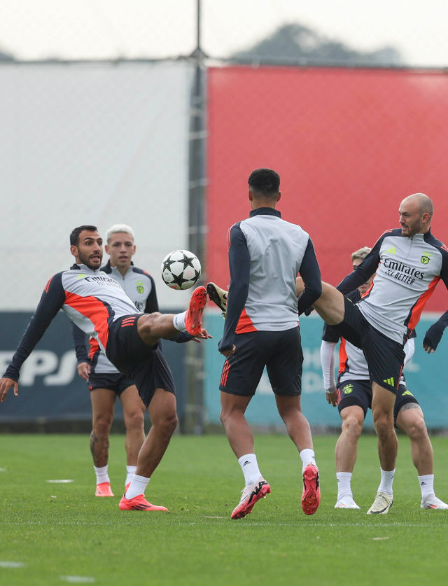 Pavlidis e Aursnes disputam a bola
