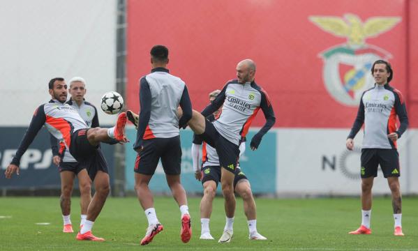 Pavlidis e Aursnes disputam a bola