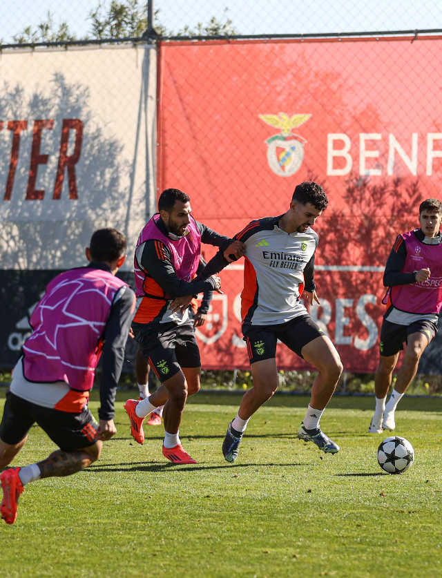 Tom&#225;s Ara&#250;jo e Pavlidis numa disputa de bola no treino