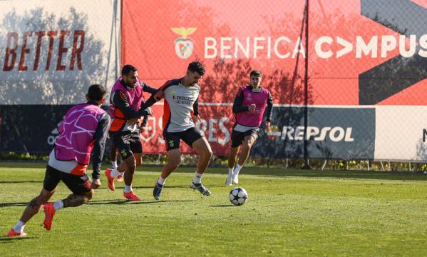 Tom&#225;s Ara&#250;jo e Pavlidis numa disputa de bola no treino