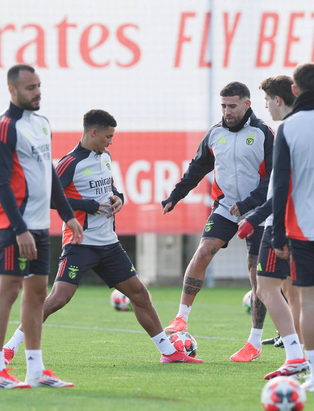 Bah e Otamendi em treino no Benfica Campus