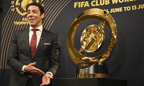 Presidente Rui Costa com o trof&#233;u do Mundial de Clubes