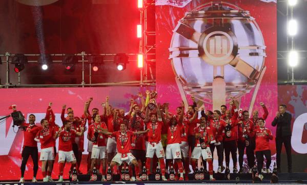 O momento em que o capit&#227;o Otamendi ergue o trof&#233;u da Ta&#231;a da Liga
