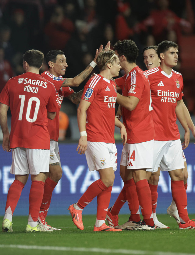 Festejos de um dos golos de Di Mar&#237;a, que bisou