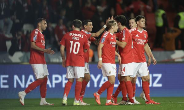 Festejos de um dos golos de Di Mar&#237;a, que bisou