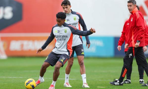 Barreiro avec le ballon à l'entraînement