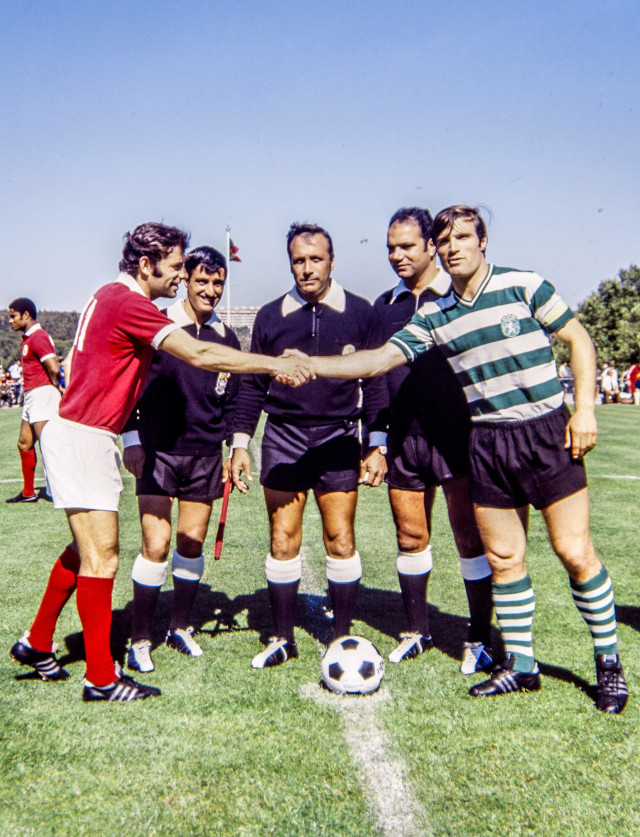 Cumprimento dos capit&#227;es Ant&#243;nio Sim&#245;es e Jos&#233; Carlos na final da Ta&#231;a de Portugal ganha pelo Benfica ao Sporting (3-1) em 1969/70