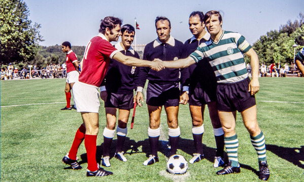 Cumprimento dos capit&#227;es Ant&#243;nio Sim&#245;es e Jos&#233; Carlos na final da Ta&#231;a de Portugal ganha pelo Benfica ao Sporting (3-1) em 1969/70