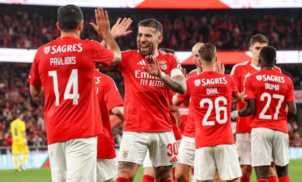 Jogadores do Benfica festejam o golo de Pavlidis