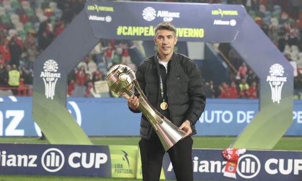 Bruno Lage com o trof&#233;u da Ta&#231;a da Liga