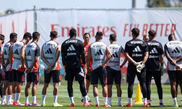 Roger Schmidt avec les joueurs sur la pelouse du Benfica Campus