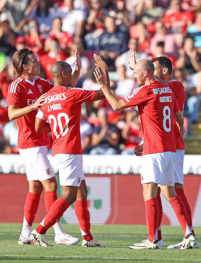 Os jogadores celebram um dos dois golos de Pavlidis