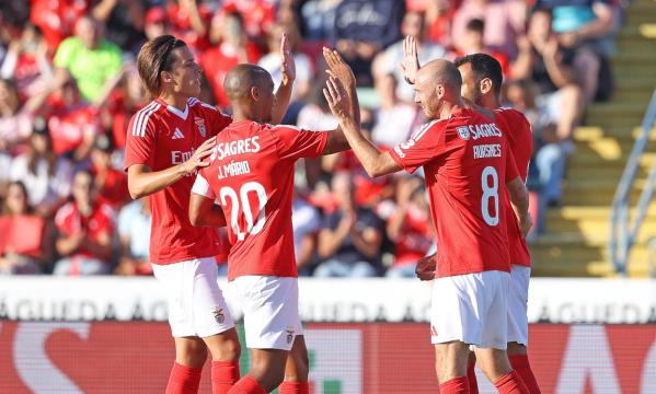 Os jogadores celebram um dos dois golos de Pavlidis