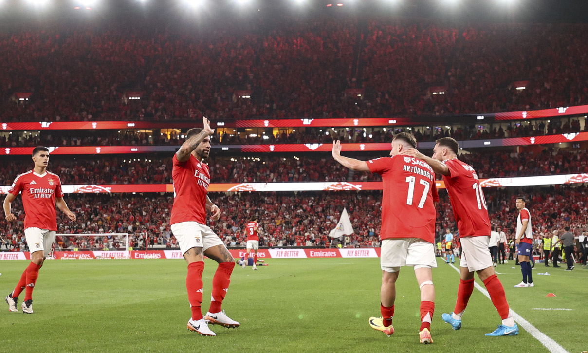 Jogadores festejam um golo