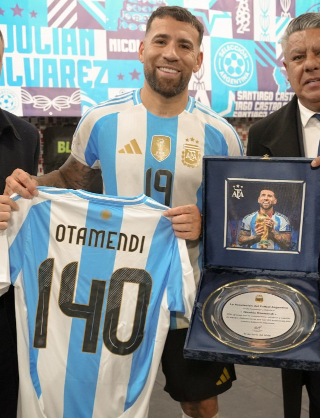 Otamendi foi homenageado pelos 140 jogos ao servi&#231;o da sele&#231;&#227;o argentina