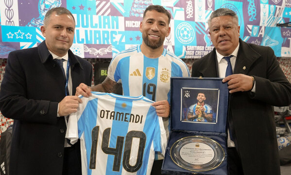 Otamendi foi homenageado pelos 140 jogos ao servi&#231;o da sele&#231;&#227;o argentina