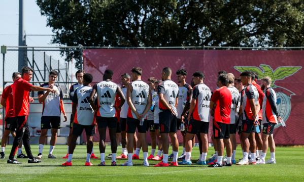 Sess&#227;o de treino no Benfica Campus