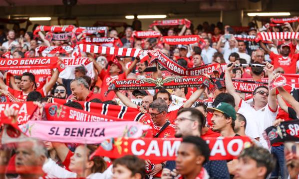 Adeptos do Benfica no Est&#225;dio da Luz