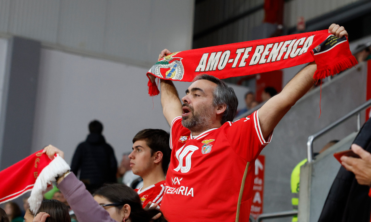 Adeptos no Pavilhão n.º 2 da Luz