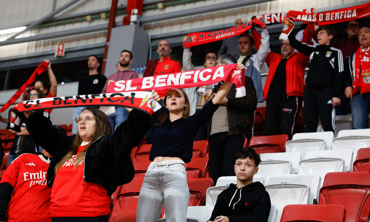 Adeptos no Pavilhão n.º 2 da Luz