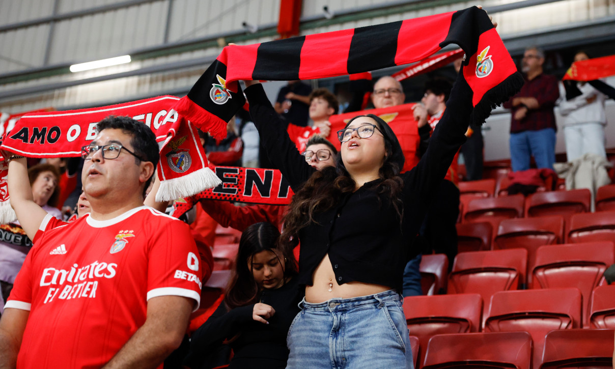 Adeptos no Pavilhão n.º 2 da Luz