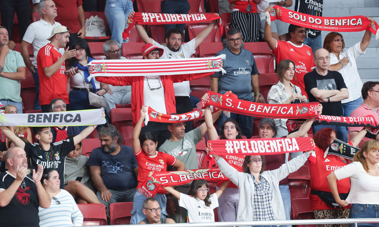 Adeptos no Pavilhão n.º 2 da Luz