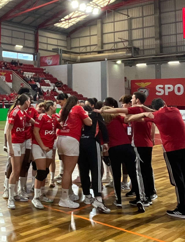 Equipa do Benfica reunida antes do jogo