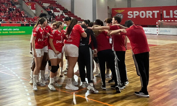 Equipa do Benfica reunida antes do jogo