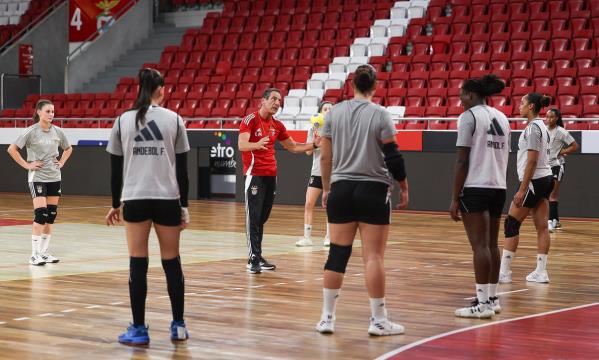 Treinador Lu&#237;s Monteiro a dar indica&#231;&#245;es ao grupo