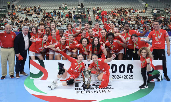 Equipa do Benfica com o trof&#233;u da Ta&#231;a de Portugal
