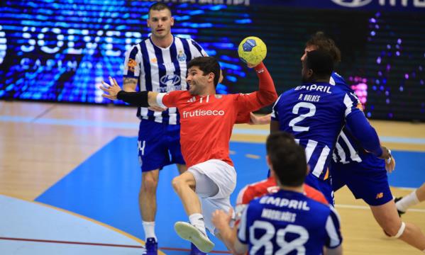 B&#233;lone Moreira a finalizar
