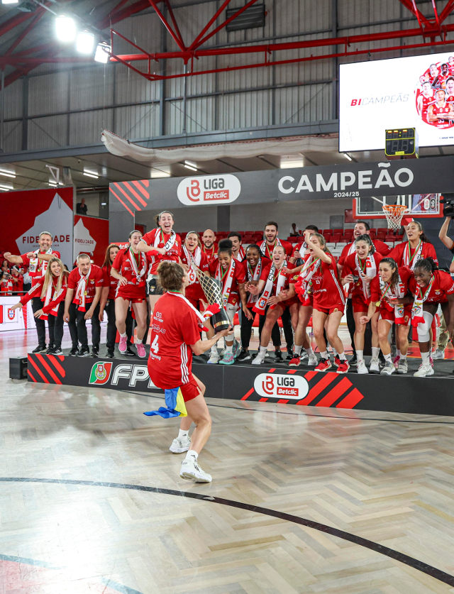 Marcy Gonçalves ergue o troféu