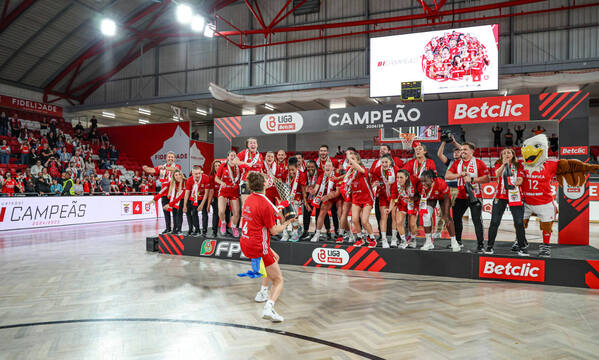 Marcy Gonçalves ergue o troféu