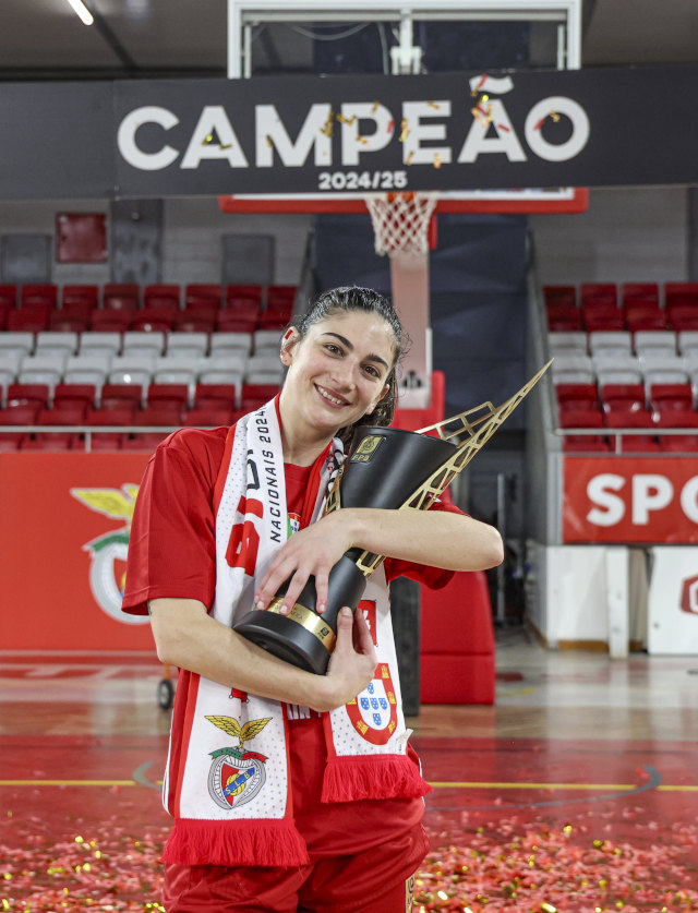 In&#234;s Faustino com o trof&#233;u do Campeonato Nacional