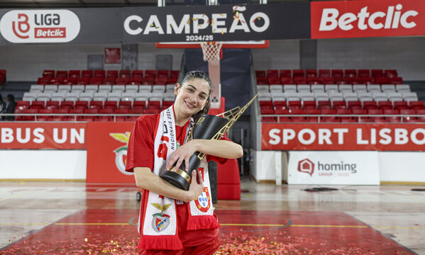 In&#234;s Faustino com o trof&#233;u do Campeonato Nacional